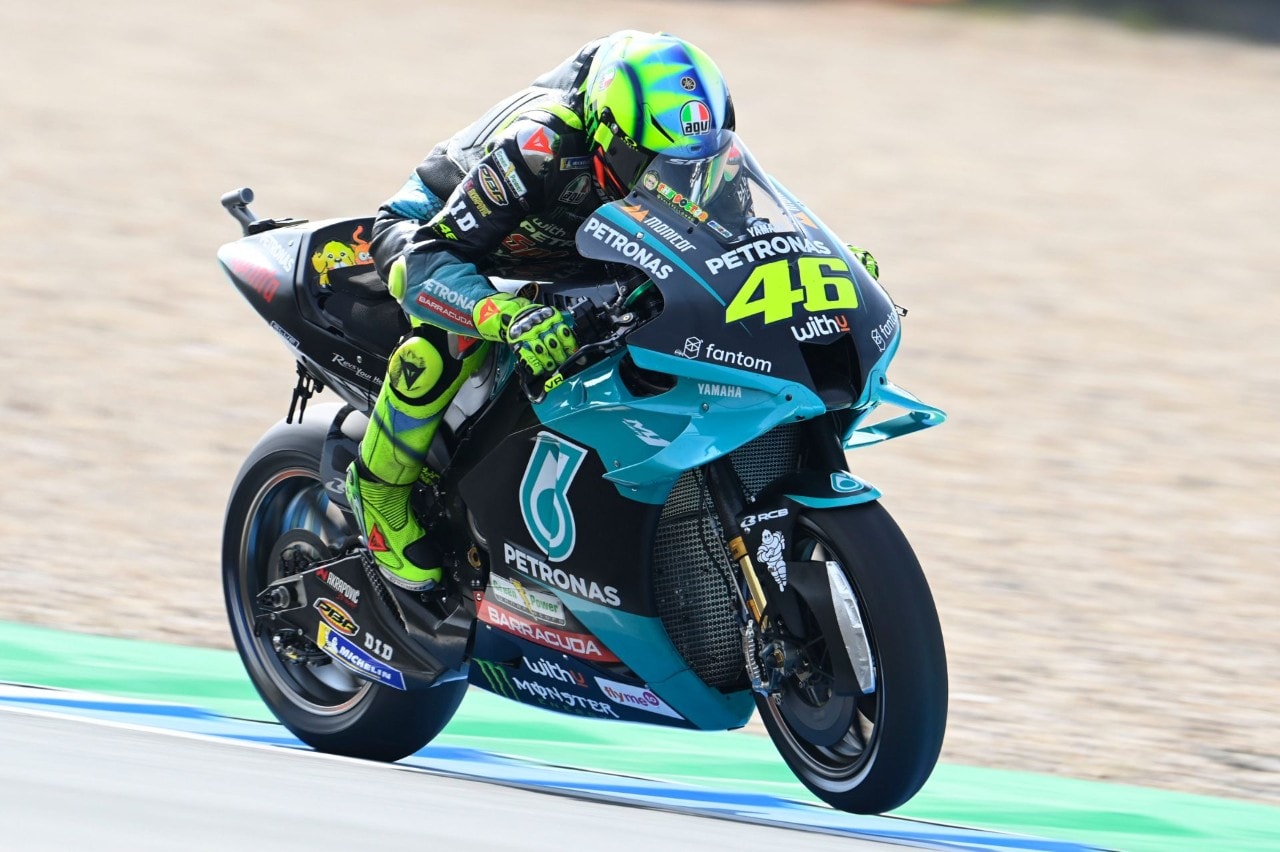<div class='descrGalleryTitle'>2021 - YZR-M1 - NEL TEAM PETRONAS</div><div class='descrGalleryText'><p>Nel 2021 Rossi è al via della sua ventiseiesima stagione nel Motomondiale sulla Yamaha del team Petronas al fianco di Franco Morbidelli. Per il campione di Tavullia dopo l'exploit nelle qualifiche in Qatar, la prima parte della stagione è al di sotto delle sue aspettative. Rossi però continua a lavorare per risolvere i suoi problemi e nel frattempo annuncia l'ingresso del suo team nella MotoGP con Ducati dal 2022. E lui cosa farà il prossimo anno? In piena estate al rientro dalla lunga pausa estiva, la risposta: annuncia che a fine stagione si concluderà la sua avventura nel Motomondiale... ma fino alla fine del campionato sarà al via determinato come sempre pronto a dare il massimo. Anche questo è Valentino Rossi!</p>
</div>